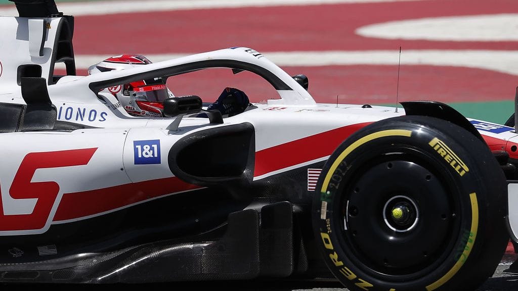 Kevin Magnussen oli tallikaverinsa Mick Schumacherin tavoin muiden tiellä aika-ajon lopussa.