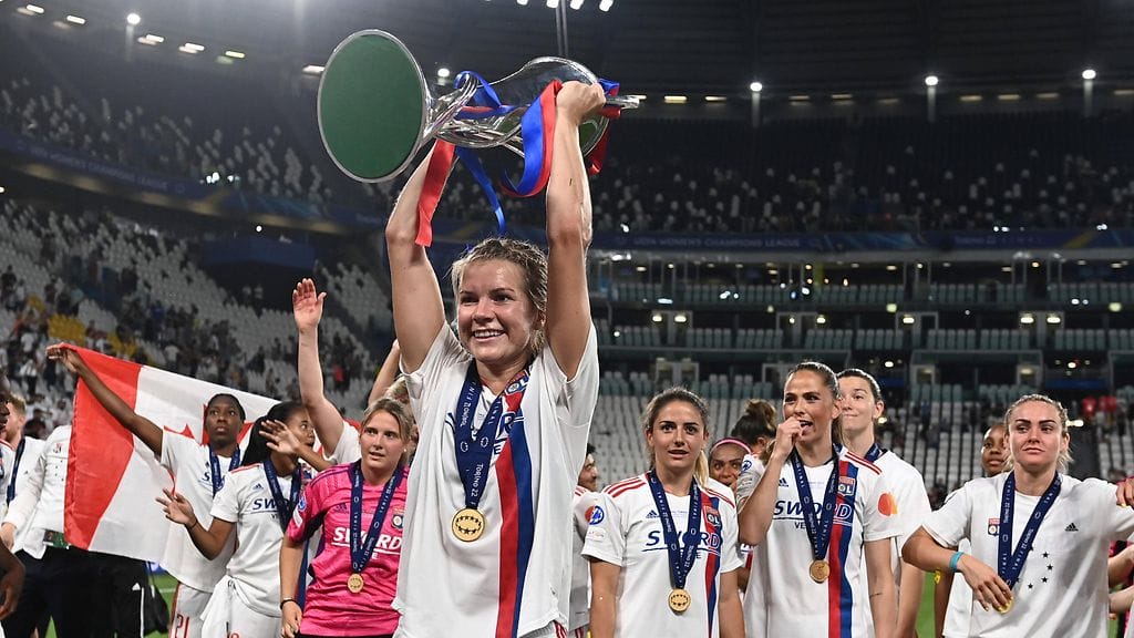 Ada Hegerberg laukoi finaalin 2–0-maalin Barcelonan verkkoon.
