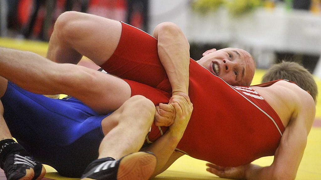 Matti Kettunen sinisessä painiasussa.