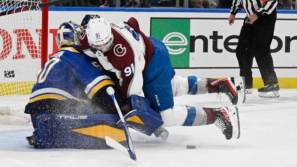 Jordan Binnington loukkaantui törmäyksessä Nazem Kadrin kanssa.