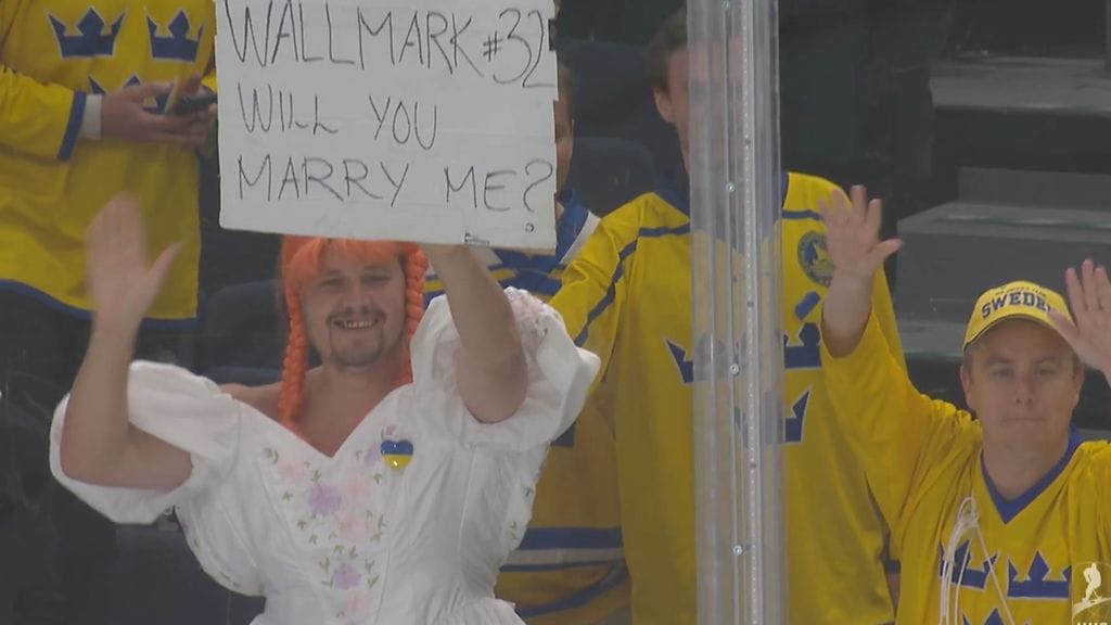 Ruotsin Lucas Wallmark sai kosinnan osakseen Norja-ottelussa.