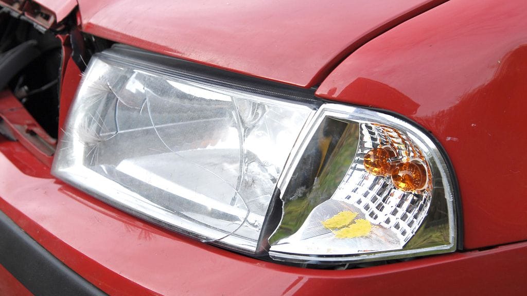 Ylen juontaja Ilkka Lahti joutui peurakolariin. Kuvituskuva.