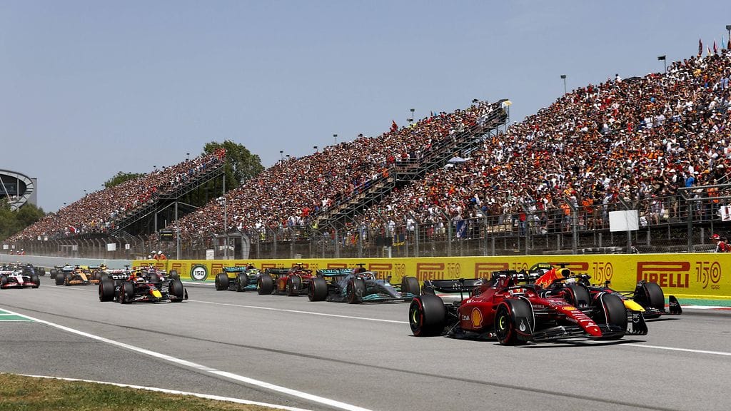 Max Verstappen ajoi F1-voittoon Espanjassa ja siirtyi MM-sarjan johtoon.