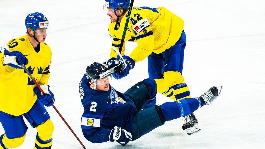 Leijonat-puolustaja Ville Pokka sai kyytiä ruotsalaiskäsittelyssä.