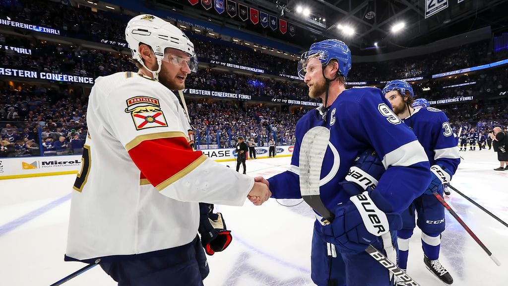 Aleksander Barkovin kausi NHL:ssä tuli päätökseen. Kuvassa Barkov kättelemässä Tampa Bayn kapteenia Steven Stamkosta.