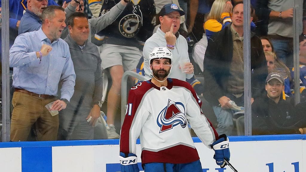 Nazem Kadri viimeisteli hattutempun St. Louisin verkkoon.