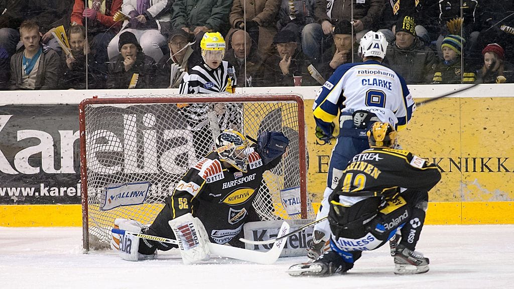 Dale Clarke on ohittanut Mikko Koskisen.