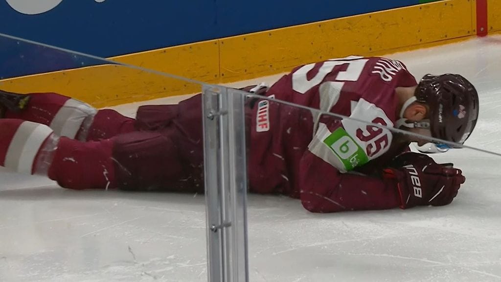 Latvian Oskars Batna rysähti laitaa päin Ruotsi-ottelussa.