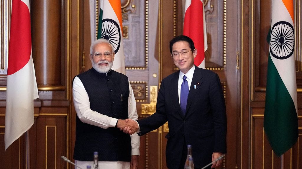 Intian pääministeri Narendra Modi (vas.) ja Japanin pääministeri Fumio Kishida (oik.) tapasivat tänään Tokiossa Quad-liittouman kokouksessa.