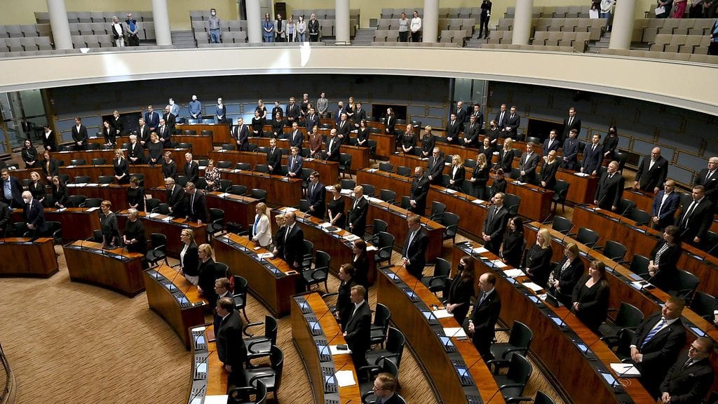 LK 24.5.2022 Kansanedustajat pitivät hiljaisen hetken Ilkka Suomisen poismenon johdosta eduskunnan täysistunnossa Helsingissä 24. toukokuuta 2022.