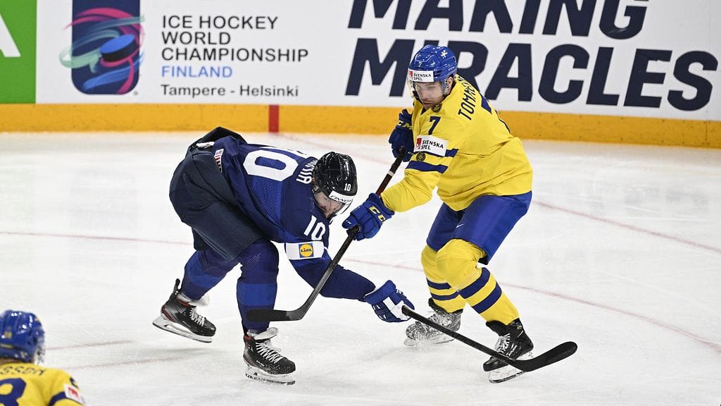 Ruotsin Henrik Tömmernes Suomen Joel Armiaa vastaan MM-kisojen lohkovaiheen ottelussa.