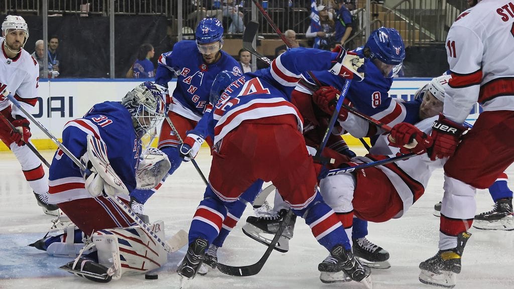 New York Rangers -puolustajat pitivät huolen: maalivahti Igor Shesterkinin  maalille ei ollut asiaa.