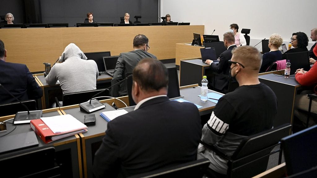 Päijät-Hämeen käräjäoikeus alkoi käsitellä Lahdessa 25. toukokuuta 2022 viime joulukuussa lahtelaisessa moottoripyöräkerhossa tapahtunutta välienselvittelya, jossa kuoli 44-vuotias mies.
