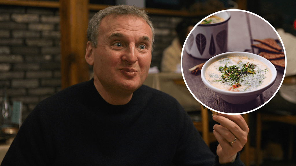 Phil Rosenthal herkuttelee kuvassa Etelä-Koreassa. Kuvan lohikeitto on Jasper Pääkkösen nimikkosoppa Löylyssä.