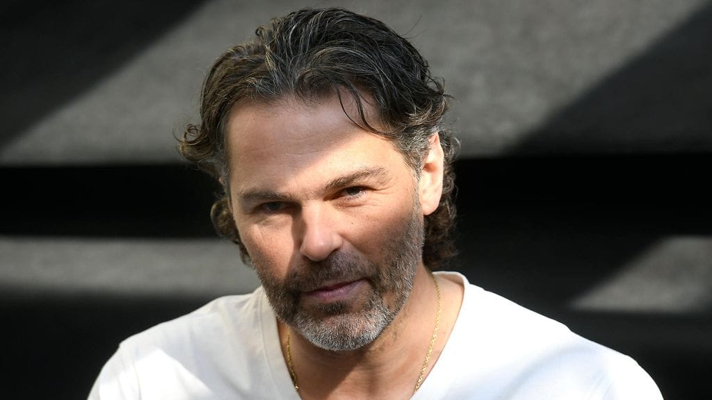 Jaromir Jagr kolaroi raitiovaunun kanssa.