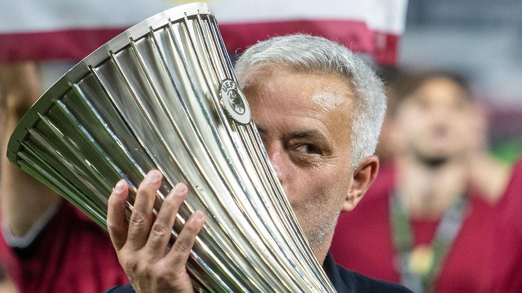 Jose Mourinho juhli antaumuksella Uefan Konferenssiliigan voittoa.