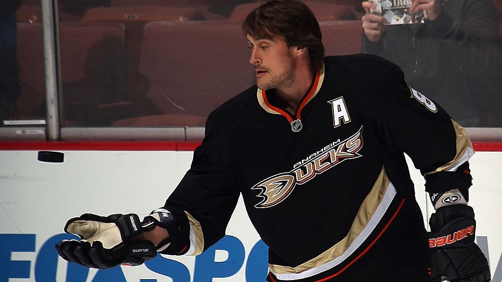 Teemu Selänne taiteilee kiekon kanssa.