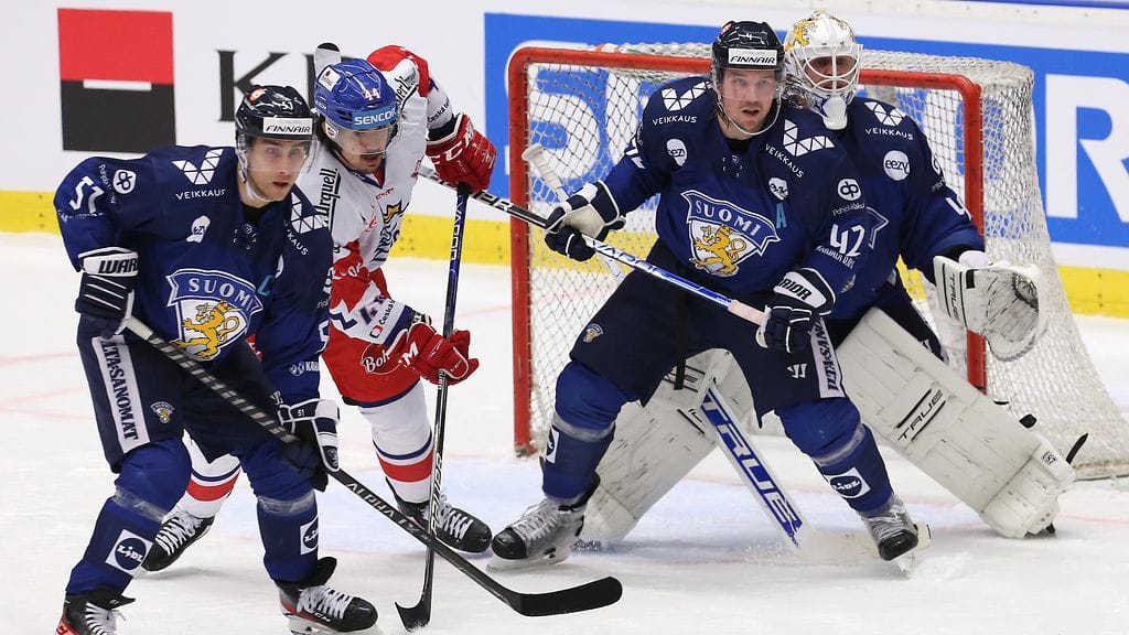 Valtteri Filppula (vas.) ja Sami Vatanen jatkavat Sveitsin liigassa.