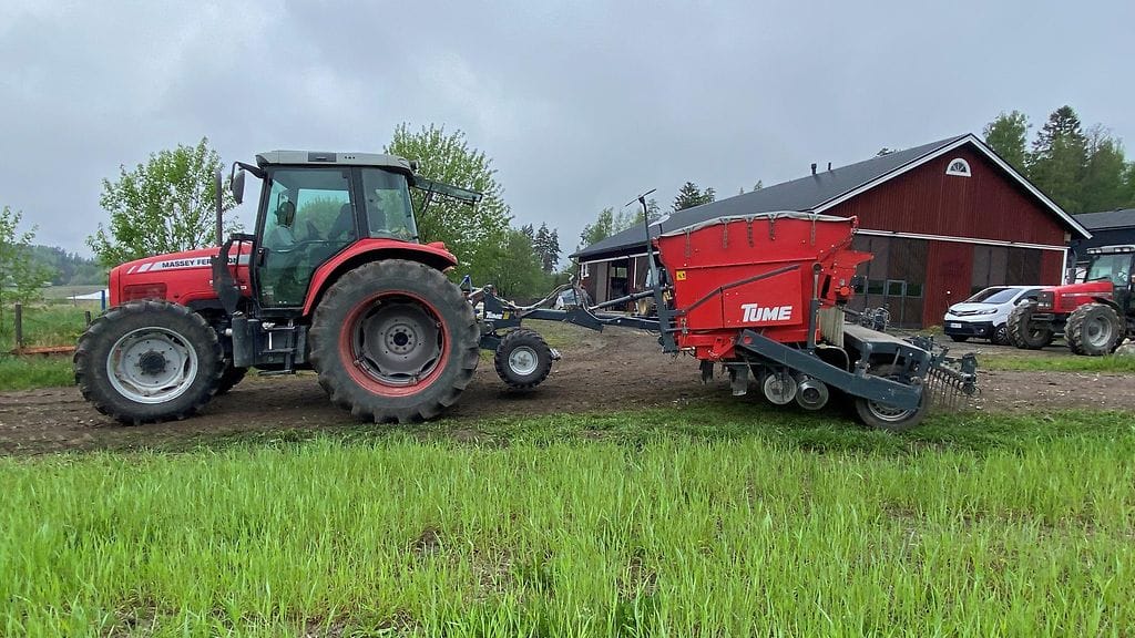 Kierrätyslannoitteet, luomutila, traktori