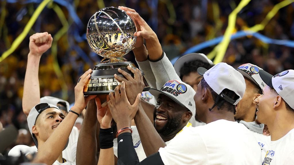 Golden Staten Draymond Green nosti läntisen konferenssin voittopokaaliin ilmaan Suomen aikaa perjantaiaamuna.