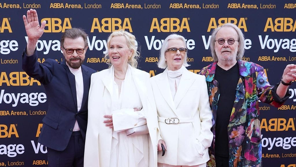 Abban Björn Ulvaeus (vas.) onnittelee KAJ-yhtyettä.