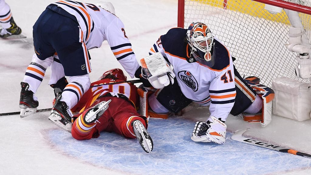 Blake Colemanin maali Edmontonin verkkoon hylättiin videotarkistuksen jälkeen.
