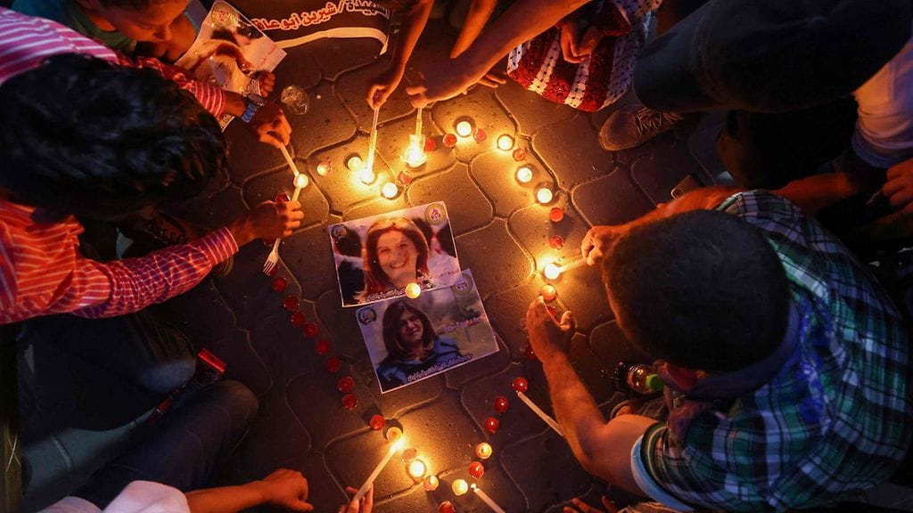 Israelin armeijan mukaan israelilaissotilaat ampuivat Abu Aklehia kohti, sillä he luulivat toimittajaa palestiinalaiseksi militantiksi.