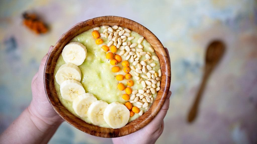 Smoothiebowl valmistuu helposti.