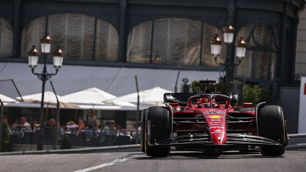 Monacolainen Charles Leclerc tavoittelee voittoa omilla kotikaduillaan.