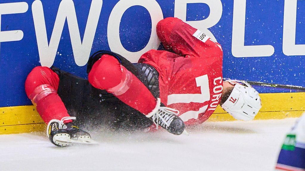 Sveitsin Enzo Corvi törmäsi rajusti laitaan MM-puolivälierässä.