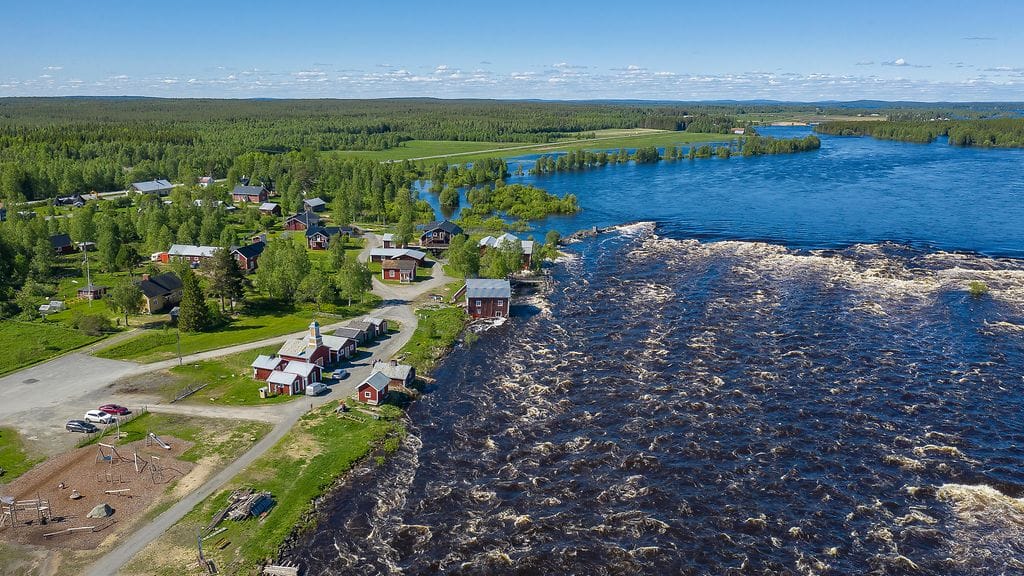 Ilmakuva Tornionjoen Kukkolankoskesta kesäkuussa 2020.