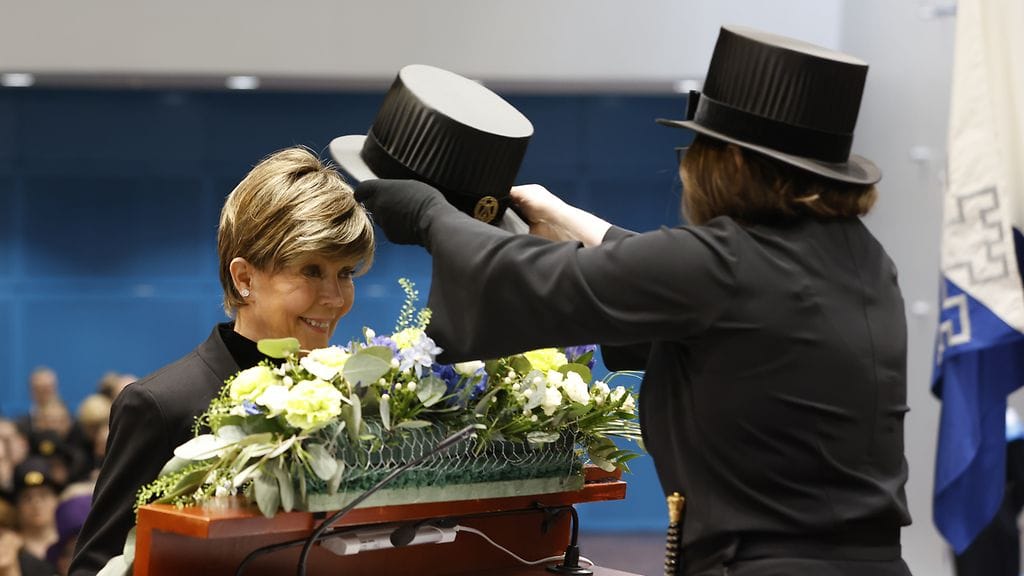 MTV:n pitkäaikainen kirjeenvaihtaja Helena Petäistö vihittiin tänään Oulun yliopiston kunniatohtoriksi. (Kuva: Studio P.S.V. Oulu.)