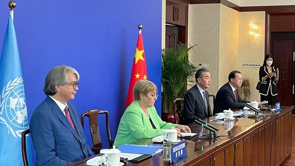 Ihmisoikeusvaltuutettu Michelle Bachelet kuusipäiväisellä vierailullaan Kiinassa. Vasemmalla YK:n operatiivisen ja teknisen yhteistyön johtaja Christian Salazar, Bacheletin oikealla puolella Kiinan ulkoministeri Wang Yi ja varaulkomonisteri Mao Zhao Xu.