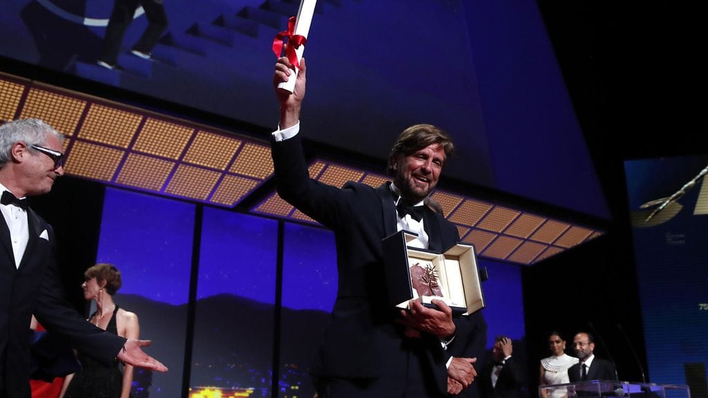Ruotsalaisohjaaja Ruben Östlund palkittiin Cannesin elokuvajuhlien pääpalkinnolla Kultaisella palmulla. Elokuvajuhlat järjestettiin 75:ttä kertaa.