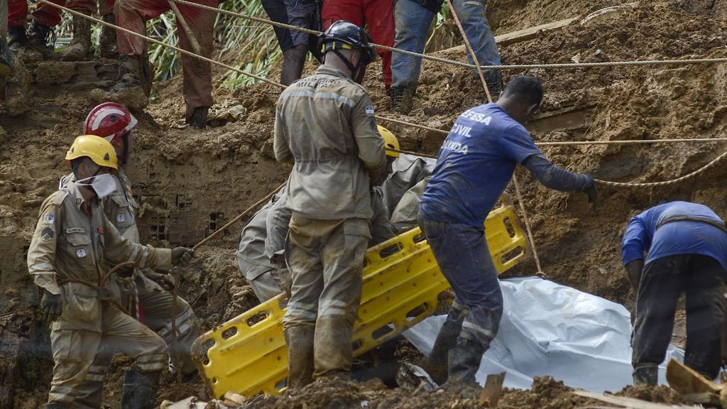 Paikallisen meteorologin Estael Siasin mukaan rankkasateet Pernambucossa johtuvat tyypillisestä kausittaisesta ilmiöstä jota kutsutaan "itäaalloiksi".Brasilia rankkasateet AOP