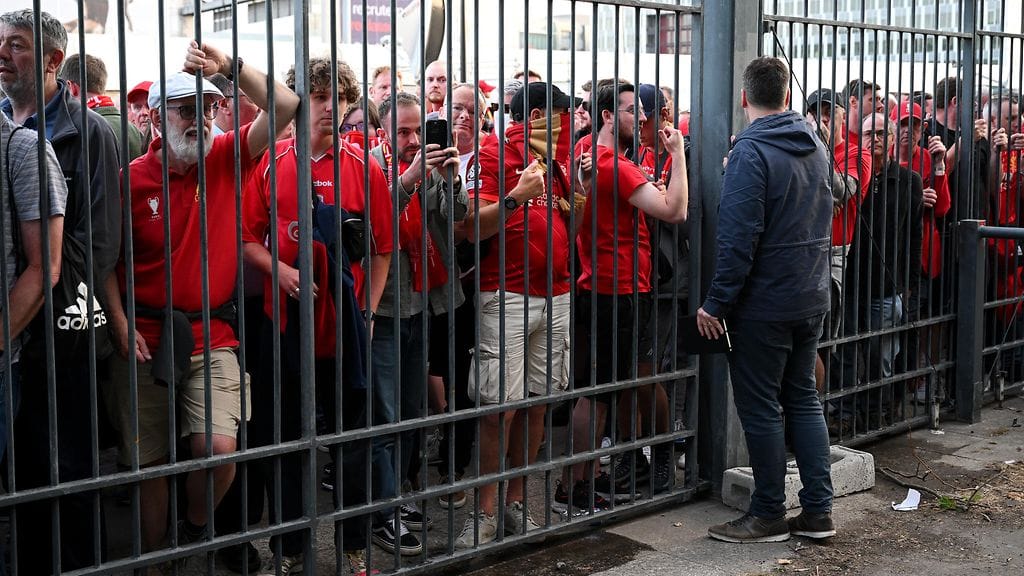 Liverpoolin kannattajat aidan takana Stade de Francella.