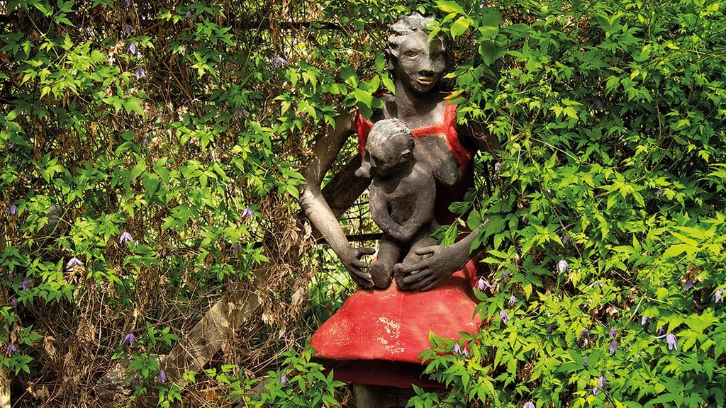 Äiti ja lapsi -patsas Veijo Rönkkösen patsaspuistossa Parikkalassa. (Kuva: Kimmo Heikkilä.)