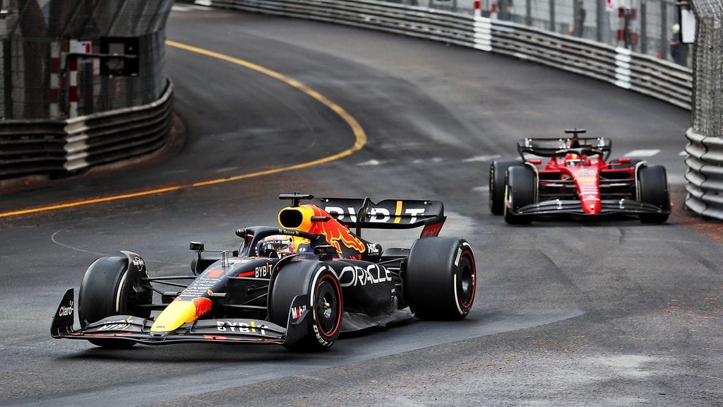 Max Verstappen löi kovimman kilpakumppaninsa Charles Leclercin äärimmäisen niukasti.