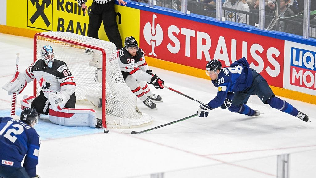 Leijonien Saku Mäenalanen vauhdissa MM-finaalissa Kanadaa vastaan.