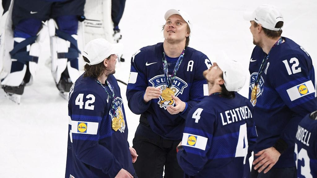Suomen pelaajat finaalin ratkeamisen jälkeen.