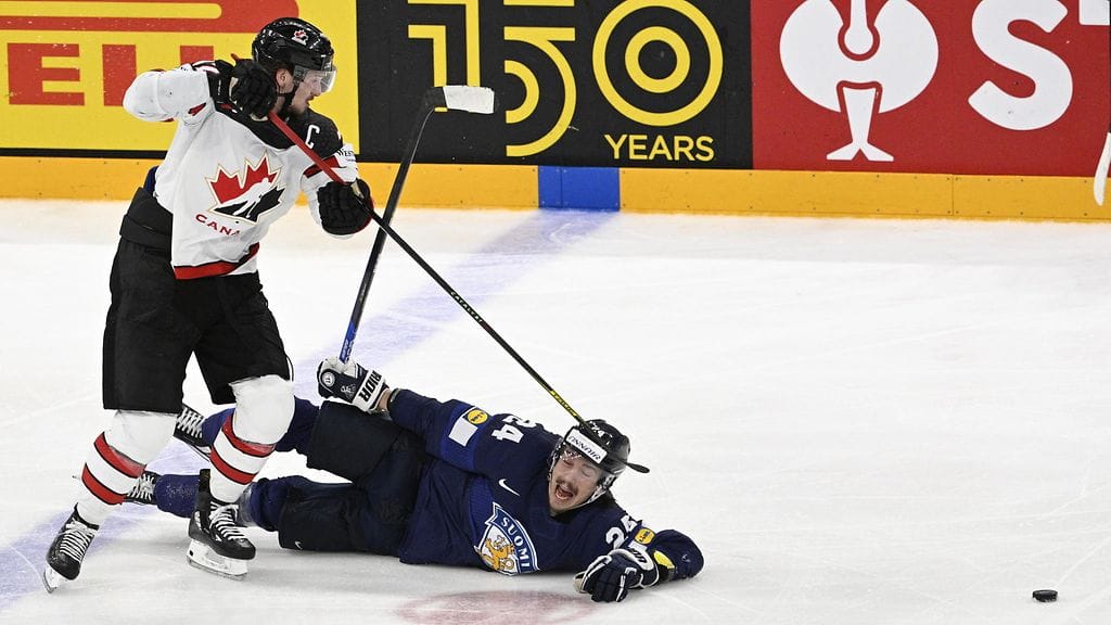 Kanadan Thomas Chabot joutui jatkoerässä jäähyrangaistukseen koukkaamisesta Hannes Björnisen kaaduttua. Seuranneella ylivoimalla Suomi onnistui iskemään voittomaalin.
