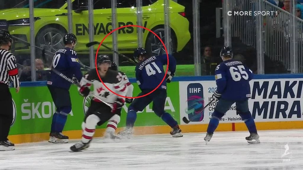 Kanadan Cole Sillinger joutui jäähylle korkeasta mailasta, vaikka Miro Heiskasen kasvoihin näytti osuneen suomalaispuolustajan oma maila.