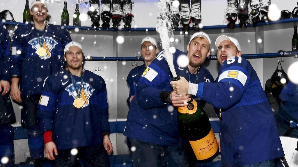 Marko Anttila ja Valtteri Filppula poksauttivat jättimäisen samppanjapullon Leijonien pukukopissa.