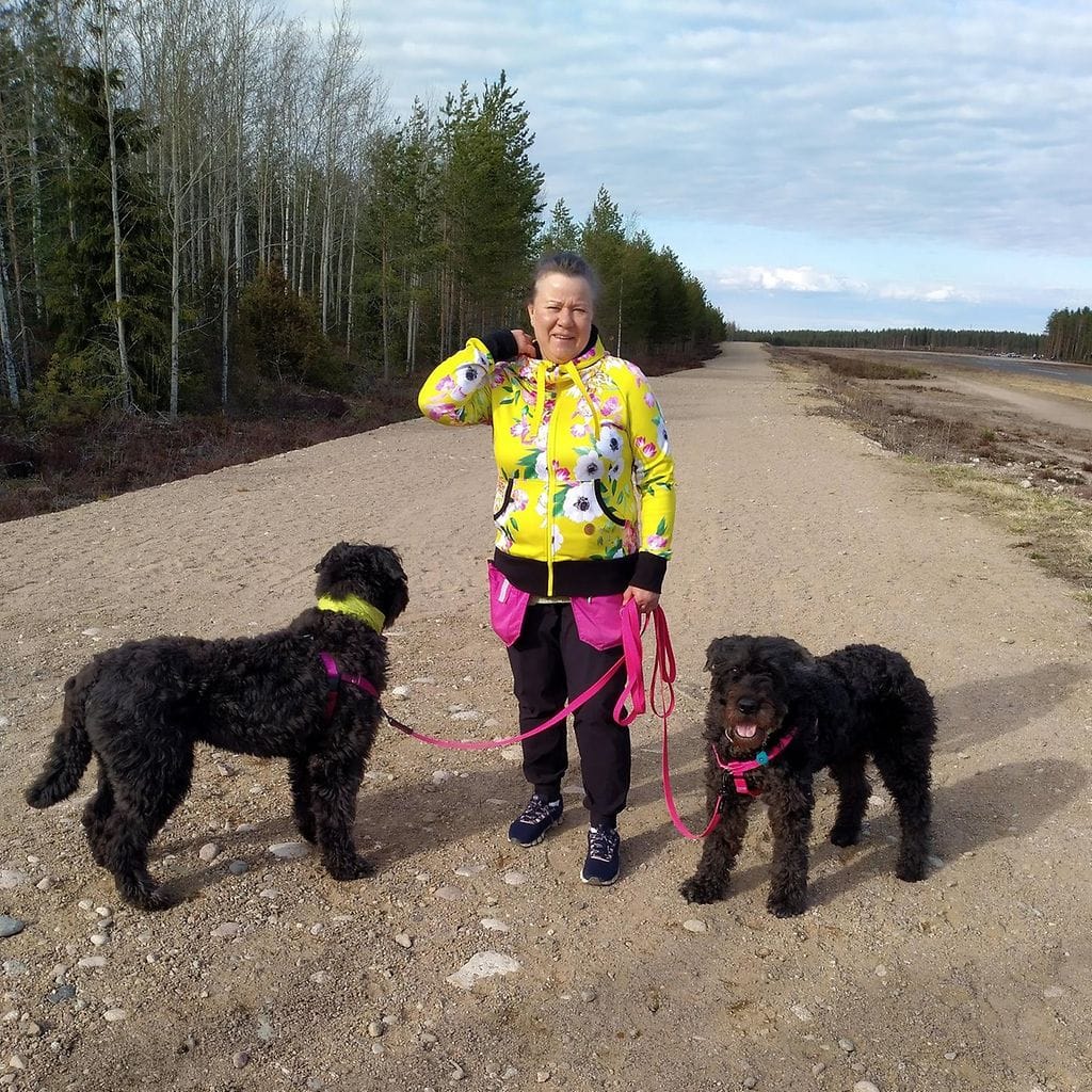 Marjaana Lohivirta koirineen.