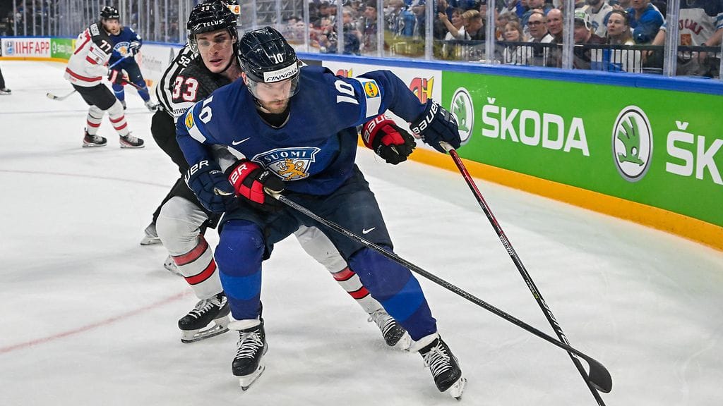 Joel Armia väännössä MM-loppuottelussa Kanadaa vastaan.