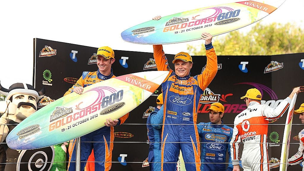 Mika Salo pokkasi V8 Supercars -kilpailun voitosta palkinnoksi surffilaudan.