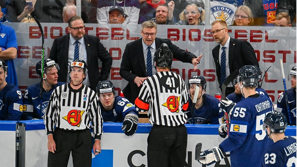 Ruotsalaistuomari Mikael Nord Suomen päävalmentajan Jukka Jalosen pakeilla.