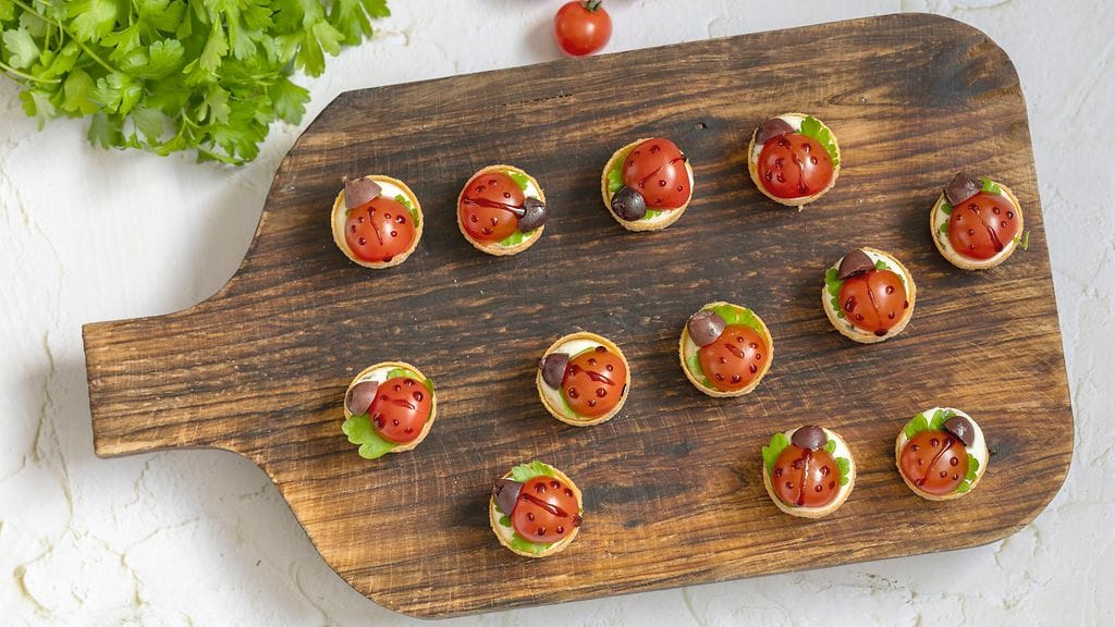 Leppäkerttucrustadit valloittavat juhlapöydässä.