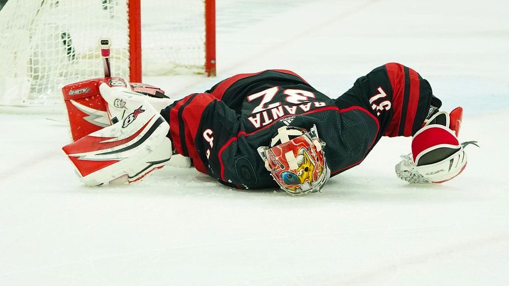 Antti Raanta loukkaantui 0–2-tilanteessa.