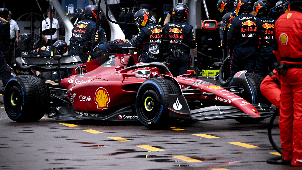 Ferrarin Charles Leclerc kurvaa varikolle.